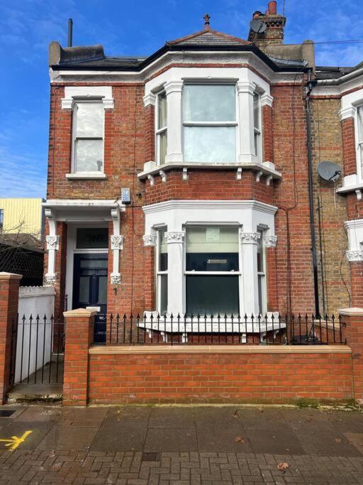 Four Bedroom Modern Victorian Wandsworth House London Exterior photo