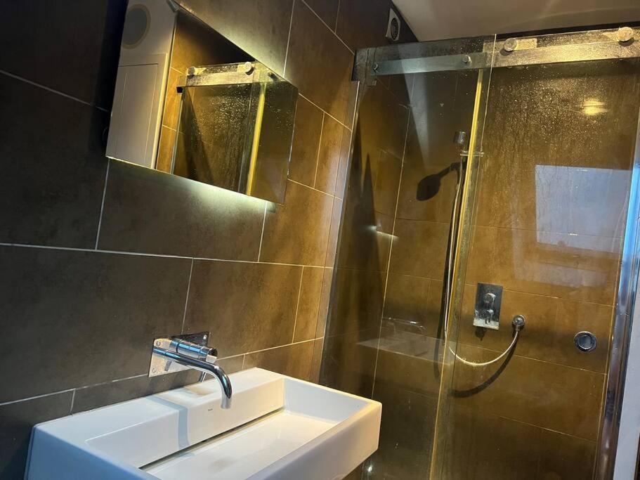 Four Bedroom Modern Victorian Wandsworth House London Exterior photo